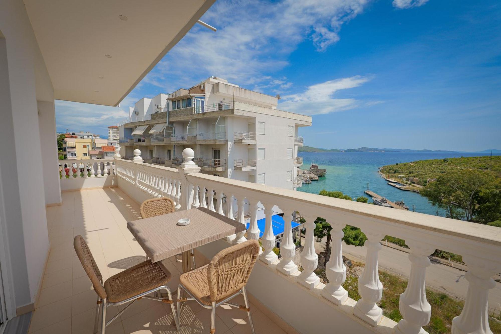 Vila Marina Apartments Sarandë エクステリア 写真